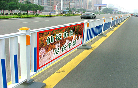 廣告板道路<a href=http://www.nwpz.com.cn target=_blank class=infotextkey>護(hù)欄</a>