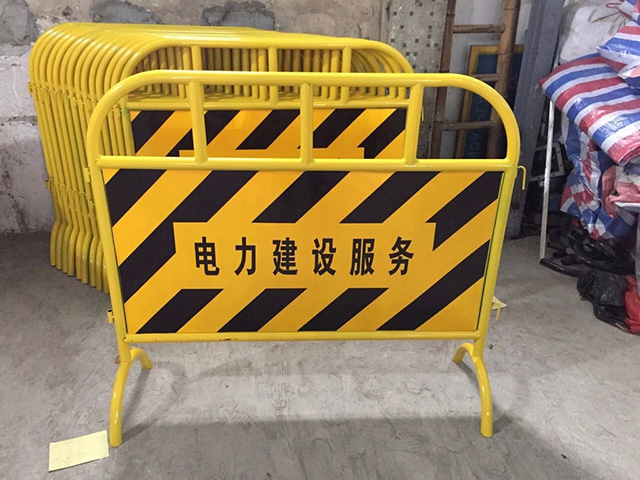 道路中間隔離網(wǎng)怎樣選擇?